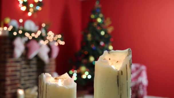 Vista Cerca Dos Velas Árbol Navidad Fuera Foco — Vídeos de Stock