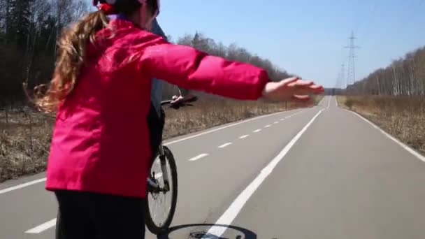 Chica Montando Patines Ruedas Sosteniendo Por Cuerda Hombre Bicicleta Parque — Vídeos de Stock