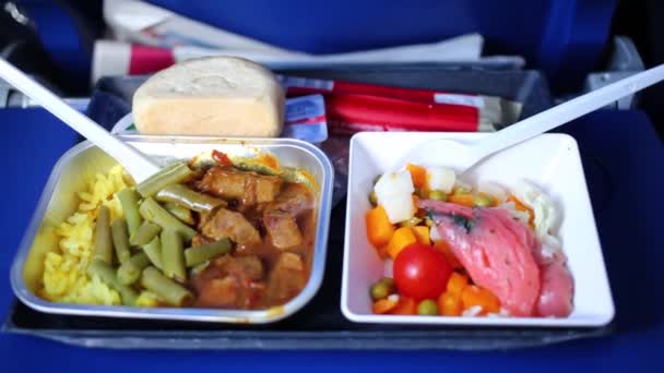 Food Tray Flying Airplane Zoom Back Out Changing Focus — Stock Video