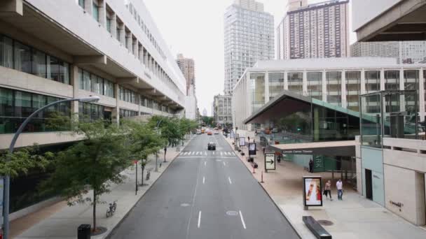 Nyc Estados Unidos Ago 2014 Tráfico Coches Calle Entre Juilliard — Vídeos de Stock