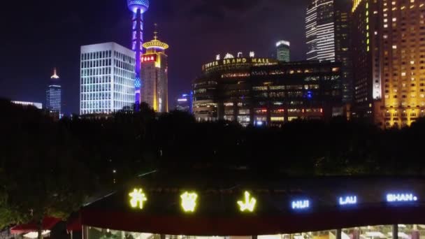 2015年11月05日 摩天大楼和东方明珠电视塔夜景照明 鸟瞰图 — 图库视频影像