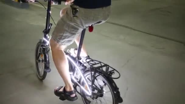 Homem Uma Bicicleta Decorada Com Faixa Led Brilhante — Vídeo de Stock