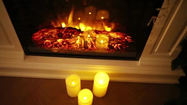 電気暖炉および つのろうそくの炎を燃やしてください — ストック動画