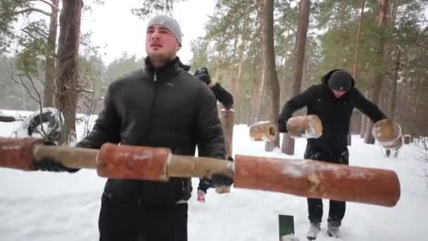 Онлайн трое пацанов в лесу