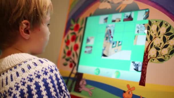Lechischevo Ρωσία Φεβ 2015 Μικρό Αγόρι Παίζει Υπολογιστή Παιχνίδι Παζλ — Αρχείο Βίντεο