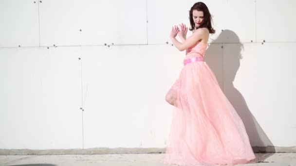 Mujer Vestido Rosa Con Falda Ondulante Caminando Largo Pared Techo — Vídeos de Stock