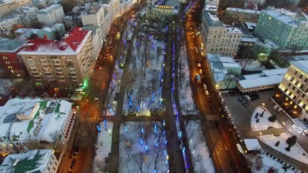 冬の夜の木に花輪と Chistoprudniy 大通りに通りのトラフィック 航空写真ビュー — ストック動画