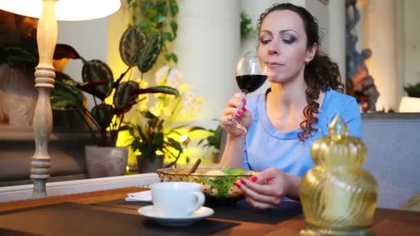 Mulher Muito Encaracolado Come Salada Bebe Vinho Restaurante — Vídeo de Stock