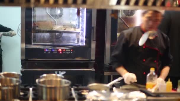 厨师在黑衣裳与厨师在厨房咖啡馆准备食物 — 图库视频影像