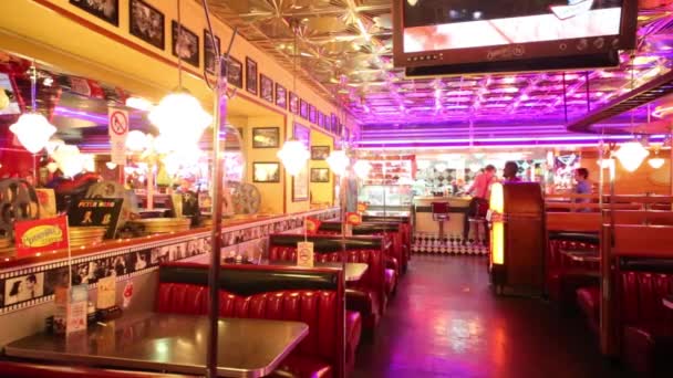 Moscú Ene 2015 Camareros Trabajan Beverly Hills Diner Red Estilizados — Vídeos de Stock