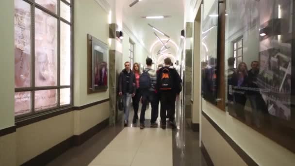 Moskou Rusland Mei 2015 Studenten Docenten Lopen Door Corridor Hoofdgebouw — Stockvideo