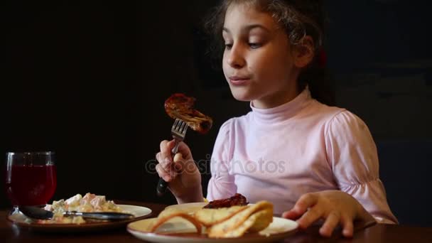 Menina Comendo Asas Frango Assadas Restaurante — Vídeo de Stock