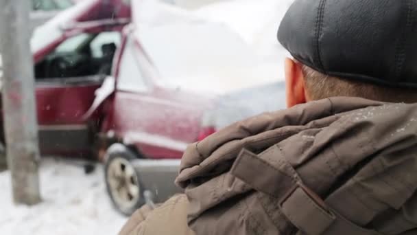 Повернення Жінки Чоловіка Який Дивиться Зламану Машину Після Нещасного Випадку — стокове відео