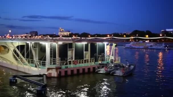 Πανόραμα Του Ποταμού Μόσχα Πλοίο Και Πλωτό Ελικοδρόμιο Στο Σούρουπο — Αρχείο Βίντεο