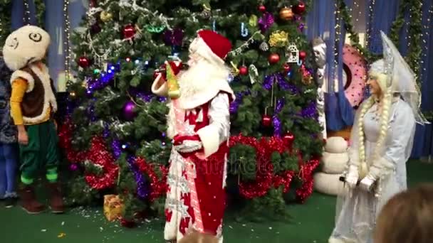 莫斯科 2014年12月18日 演员穿戴作为父亲霜讲话入话筒演奏在 Akvamarin 马戏厅反对假日冷杉树 — 图库视频影像