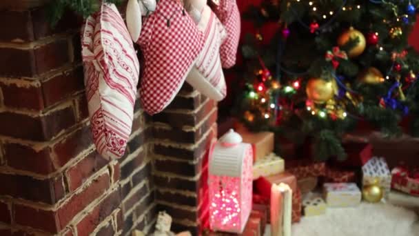 Primer Plano Chimenea Con Calcetines Árbol Navidad Con Regalos — Vídeos de Stock