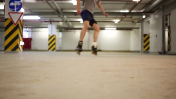 Benen Voor Man Roller Skating Remmen Ondergrondse Parkeergarage — Stockvideo