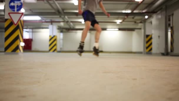 Pernas Patinagem Homem Rolo Frenagem Estacionamento Subterrâneo Interior — Vídeo de Stock