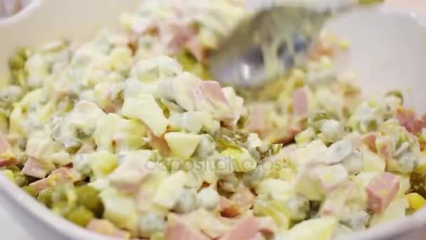 Cuchara Mezcla Salsa Mayonesa Guisantes Verdes Huevos Cocidos Ensalada — Vídeo de stock