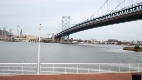 Horizonte Filadelfia Puente Benjamin Franklin Sobre Río Delaware — Vídeos de Stock