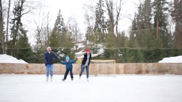 Mamma Pappa Och Lille Son Skate Tillsammans Vid Ishallen Vinterdag — Stockvideo