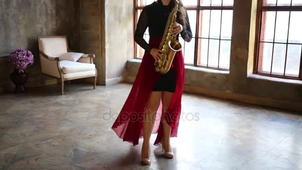 Chica Falda Roja Toca Saxofón Habitación Retro Con Viento — Vídeo de stock