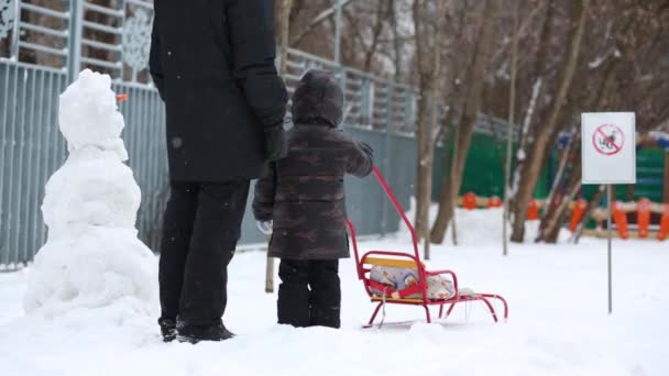 Jambes Homme Enfant Noir Avec Luge Debout Plein Air Pendant — Video