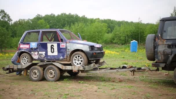 Mytishchi 2015年5月24日 一辆赛车与数字六是在拖车在一条土路在森林附近 — 图库视频影像