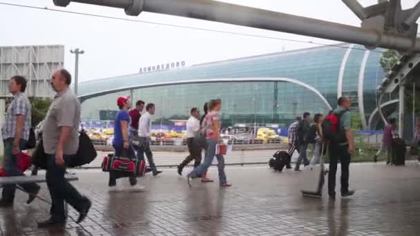 Moskva Ryssland Juli 2015 Passagerare Med Bagage Framför Flygplatsen Domodedovo — Stockvideo