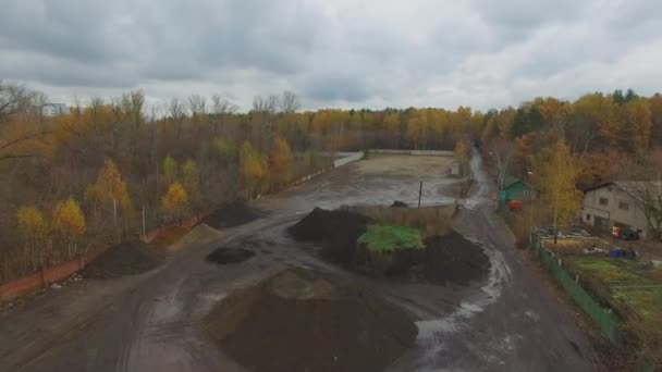 Moscú Oct 2015 Los Cargadores Camiones Trabajan Entre Las Plantas — Vídeo de stock