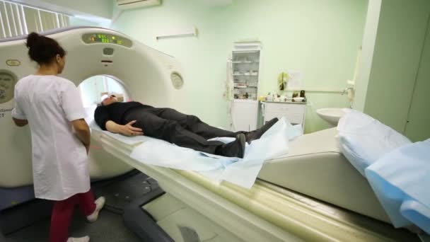 Moscow Russia August 2015 Doctor Puts Head Patient Scanner Center — Stock Video