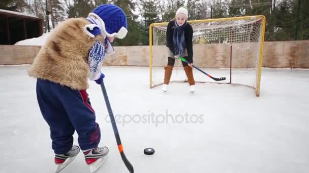 Chica Enseña Hermano Menor Jugar Hockey Pista Día Invierno — Vídeo de stock