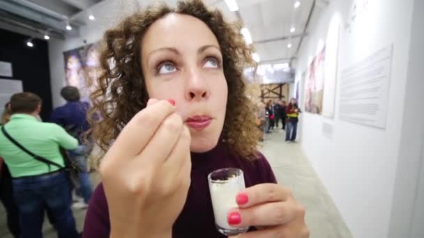 Vista Vicino Della Donna Che Mangia Gelato Alla Mostra Arte — Video Stock