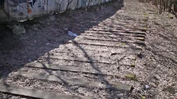 Moskwa Kwi 2015 Podkłady Starej Linii Kolejowej Graffiti Ścianie Moskwie — Wideo stockowe