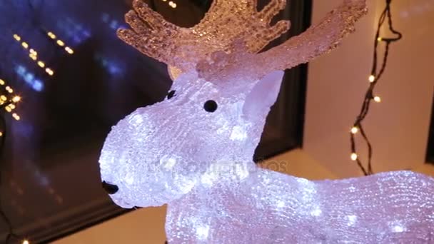 Gros Plan Cerfs Décoratifs Illuminés Sur Rebord Fenêtre Avec Guirlandes — Video