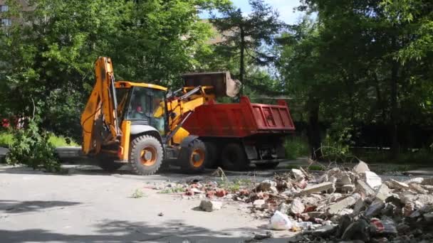 Τρακτέρ Φόρτωση Κτίριο Σκουπίδια Στο Φορτηγό Από Σέσουλα Επί Της — Αρχείο Βίντεο
