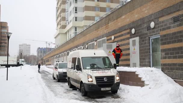 Moscow Feb 2015 Trabalhador Serviço Emergência Desce Complexo Residencial Elk — Vídeo de Stock