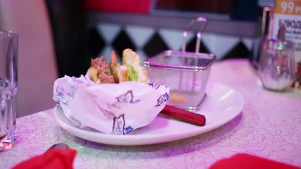 Moskau Jan 2015 Hamburger Beverly Hills Diner Netzwerk Stilisierter Amerikanischer — Stockvideo