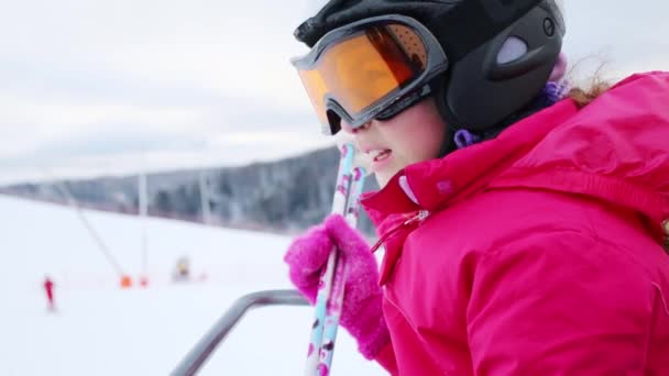 Kayak Merkezinde Yolda Mutlu Sevimli Kız Güneş Gözlüğü Taşır — Stok video