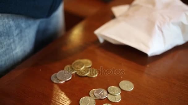 Ein Paar Münzen Auf Holztisch Und Jungenhände Nahsicht Flacher Dof — Stockvideo