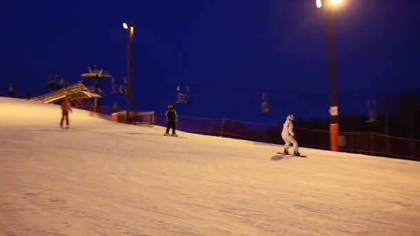 Snowboarder Sciatore Funicolare Notte Nel Complesso Sciistico Sportivo — Video Stock