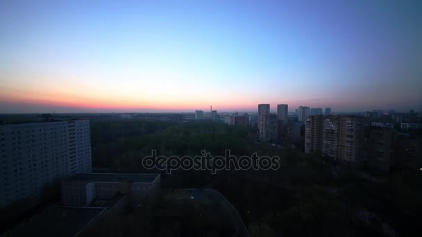 Stadtbild Mit Wohngebiet Und Morgenhimmel Vogelgezwitscher — Stockvideo