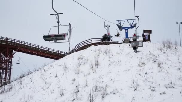 ダウンヒル スキー スポーツ複合施設での人の移動の索道 — ストック動画