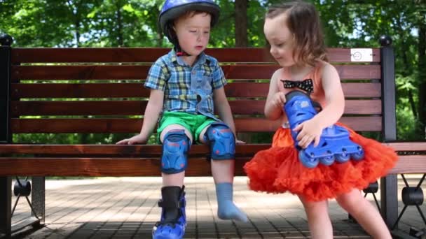 Küçük Çocuk Bankta Oturur Kız Ona Parkta Yardımcı Olur — Stok video