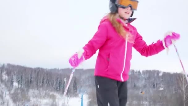 Mädchen Mit Sonnenbrille Fährt Auf Skipiste Von Skigebiet — Stockvideo