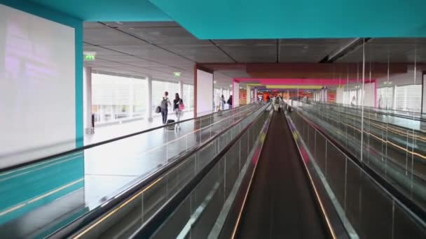 Geçit Geçiş Havaalanı Binanın Içindeki Yolcular Için Taşıma — Stok video