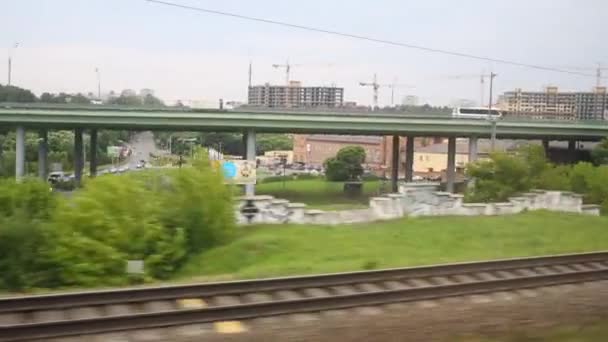 モスクワ ロシア 2015 陸橋し 電車を移動するから 建設中の住宅を表示 — ストック動画