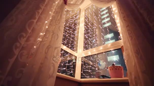 Esquina Con Ventanas Con Guirnaldas Eléctricas Ovejas Decorativas — Vídeo de stock