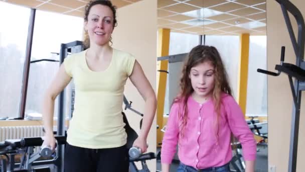 Junge Frau Mit Tochter Macht Übungen Mit Hanteln Fitnessclub — Stockvideo