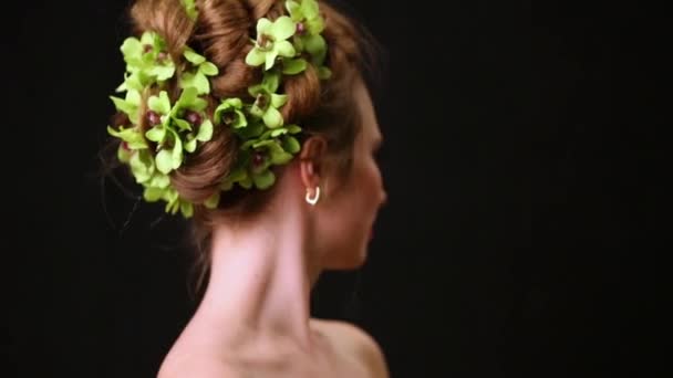 Lachende Meisje Model Draait Demonstrerende Haarsnit Met Groene Bloemblaadjes Gevlochten — Stockvideo